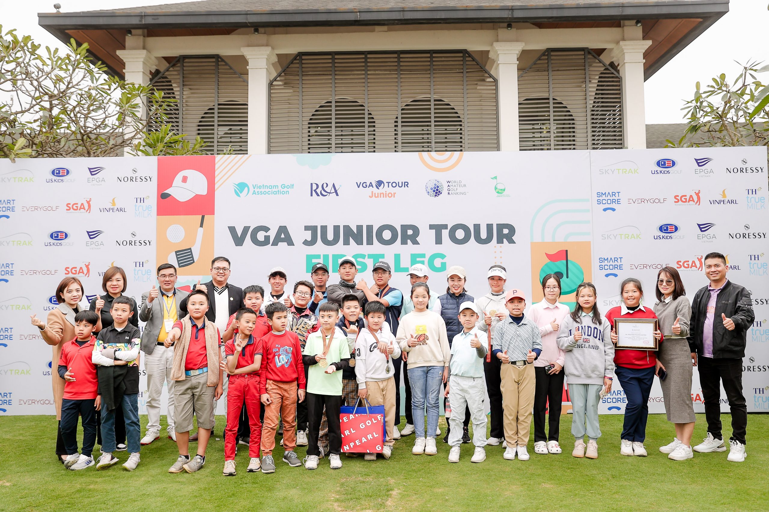 các golfer tham dự chặng 1 giải VGA Junior Tour